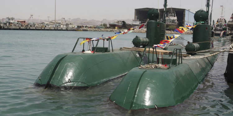 Irán dice que ha agregado dos “mini submarinos” a su flota naval