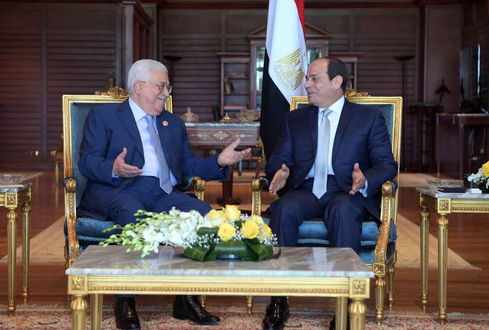 El presidente de la Autoridad Palestina Mahmoud Abbas y el presidente egipcio Abdel Fattah el-Sissi se reunieron en Sharm al-Sheikh el 3 de noviembre de 2018. (Crédito: Wafa)
