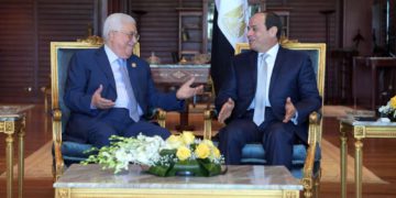 El presidente de la Autoridad Palestina Mahmoud Abbas y el presidente egipcio Abdel Fattah el-Sissi se reunieron en Sharm al-Sheikh el 3 de noviembre de 2018. (Crédito: Wafa)