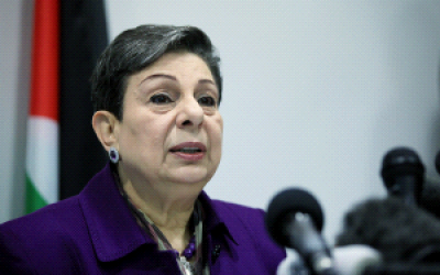 El miembro del Comité Ejecutivo de la OLP, Hanan Ashrawi, habla en una conferencia de prensa en Ramallah el 24 de febrero de 2015. (WAFA)