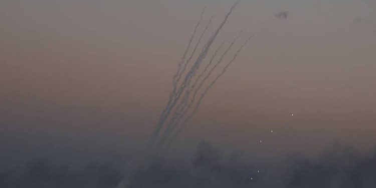 Sirenas de cohetes suenan en Israel mientras FDI ataca a Hamas en represalia