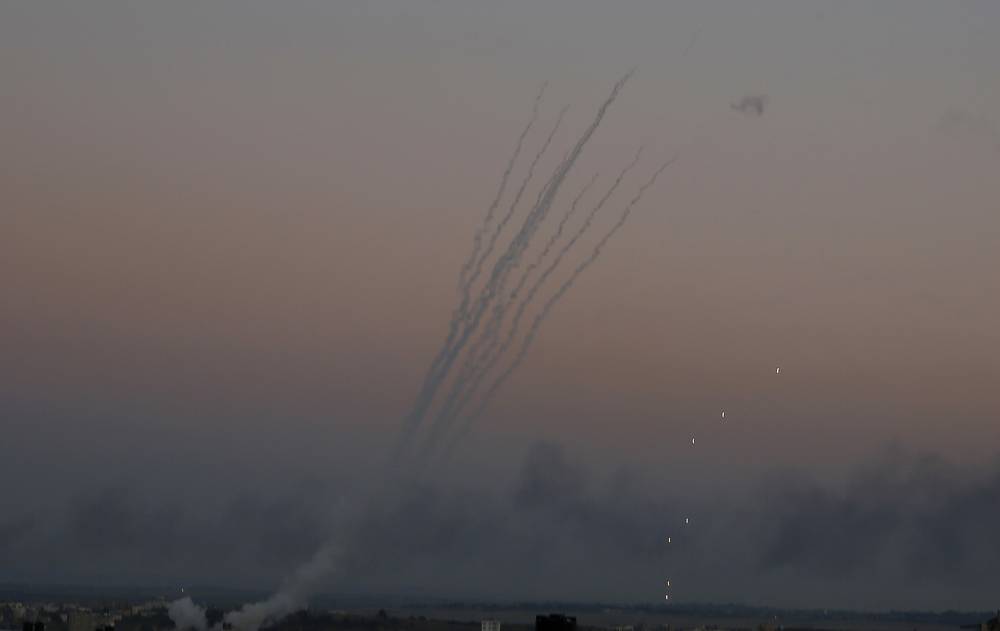 Cohetes palestinos son disparados hacia Israel desde Gaza el 12 de noviembre de 2018. (AP / Hatem Moussa)