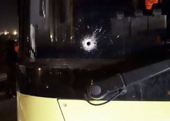 Conductor de autobús y pasajero levemente heridos en ataque de tiro cerca de Beit-El