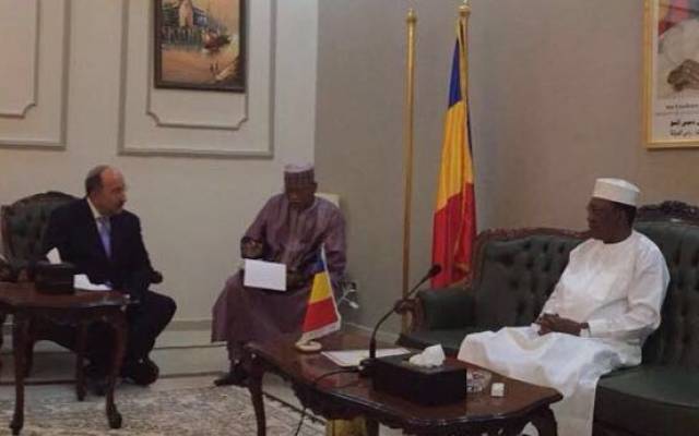 El Director General del Ministerio de Relaciones Exteriores, Dore Gold (izquierda), se reúne con el presidente de Chad, Idriss Déby (derecha), en el palacio presidencial de la ciudad de Fada, en el corazón del desierto del Sahara, el 14 de julio de 2016. (Cortesía, Extranjero Ministerio)