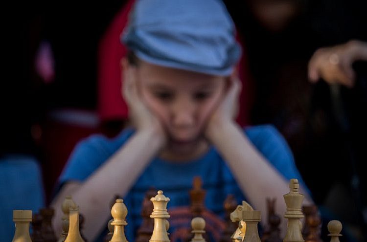 Israelíes excluidos de torneo de ajedrez saudita exigen acción de la Federación Internacional de Ajedrez