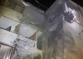 Un muerto, dos heridos de gravedad cuando cohete de Gaza golpea edificio de Ashkelon