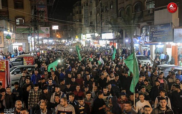 Miembros de Hamás en un desfile en Jabalya en Gaza "en apoyo de la resistencia", después de un alto el fuego con Israel después de dos días de violencia, 13 de noviembre de 2018. (Captura de pantalla de Twitter)