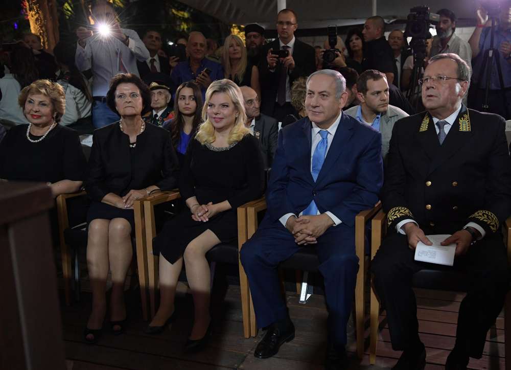 El embajador ruso en Israel, Anatoly Viktorov, a la derecha, se sienta junto al primer ministro Benjamin Netanyahu en una recepción que conmemora el Día de Rusia en el Patio de Sergei, Jerusalem, 14 de junio de 2018 (Amos Ben-Gershom / GPO)