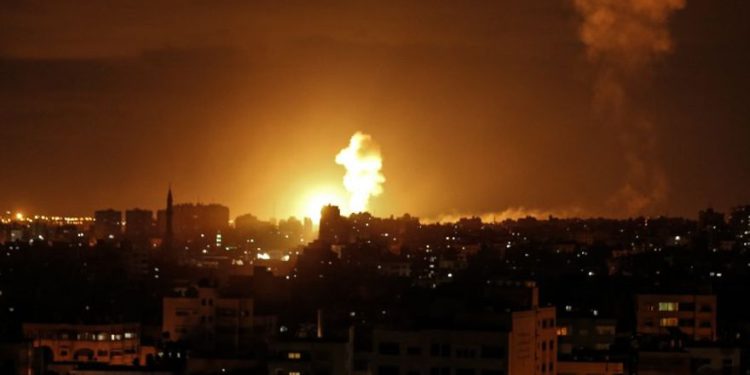 Aviones israelíes atacan la base naval de Hamas en respuesta a proyectil