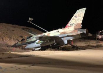 F-16 de Israel evita la colisión con otro caza