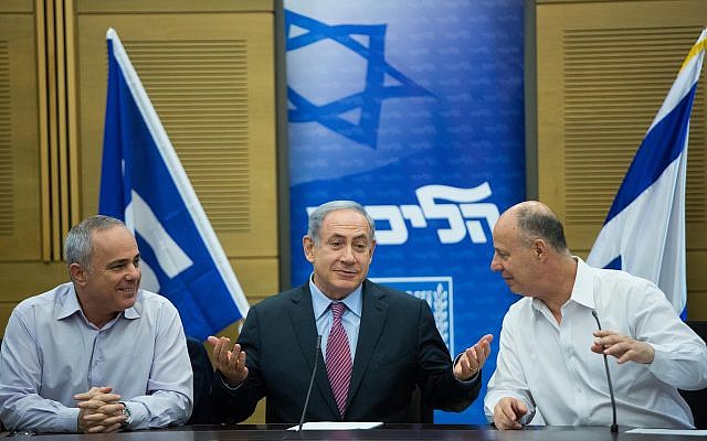 El primer ministro Benjamin Netanyahu (C) es visto con el ministro de Energía Yuval Steinitz y Tzachi Hanegbi durante una reunión de la facción del Likud en la Knesset el 27 de julio de 2015. (Yonatan Sindel / Flash90)