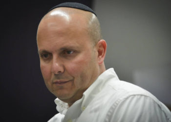 Alcalde de Ashkelon suspendido y acusado de soborno pierde las elecciones por 350 votos