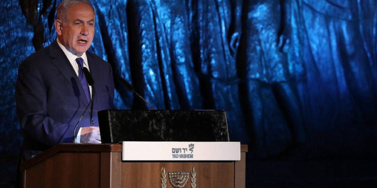 El primer ministro Benjamin Netanyahu habla en la ceremonia oficial del estado celebrada en el Museo Conmemorativo del Holocausto Yad Vashem en Jerusalén, que conmemora el Día del Recuerdo del Holocausto el 11 de abril de 2018. (Yonatan Sindel / Flash90)