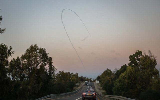 Los misiles Iron Dome interceptan cohetes de Gaza vistos en el cielo en el sur de Israel, el 12 de noviembre de 2018. (Hadas Parush / Flash90)