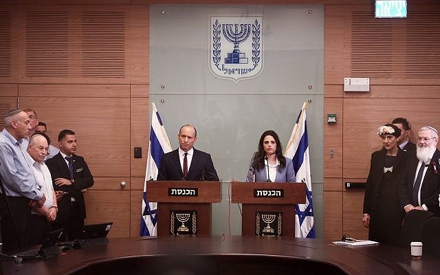 La ministra de Educación Naftali Bennett (izquierda) y la ministra de Justicia Ayelet Shaked entregan una declaración a los periodistas el 19 de noviembre de 2018 (Miriam Alster / Flash90)