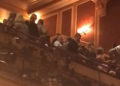 Hombre que gritó “Heil Hitler, Heil Trump” en teatro de Baltimore se disculpa