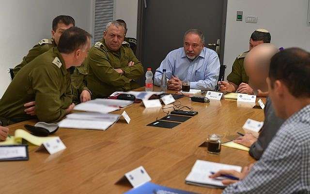 El ministro de Defensa, Avigdor Liberman (C) lidera las discusiones en la sede militar de Tel Aviv, 12 de noviembre de 2018 (Ariel Hermoni / Ministerio de Defensa)