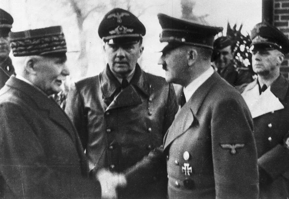 El canciller alemán Adolf Hitler, a la derecha, estrechó la mano del Jefe de Estado de Vichy, Francia, Marshall Philippe Petain, en la Francia ocupada, el 24 de octubre de 1940. (Foto AP)