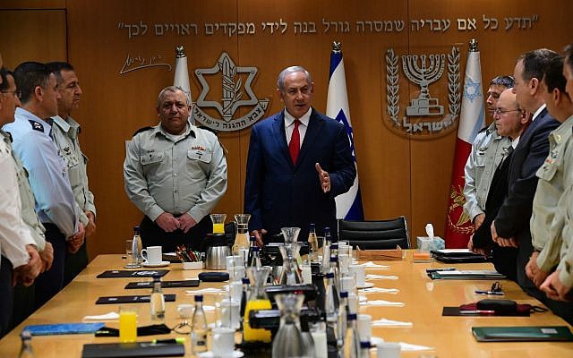 El primer ministro Benjamin Netanyahu se reúne con el Estado Mayor de las FDI el 22 de noviembre de 2018 en Tel Aviv. (Kobi Gidon / GPO)