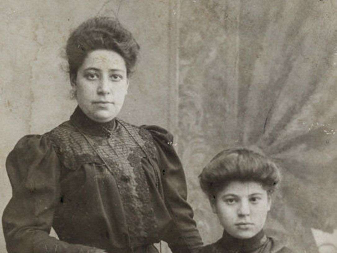 Josephine Bähr (izquierda) en Bassem, 1900. Yad Vashem / Cortesía de Ruth Leshem