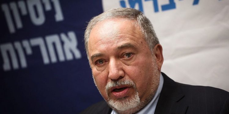 Ministro de Defensa Avigdor Liberman renuncia debido al acuerdo de alto el fuego con Hamas