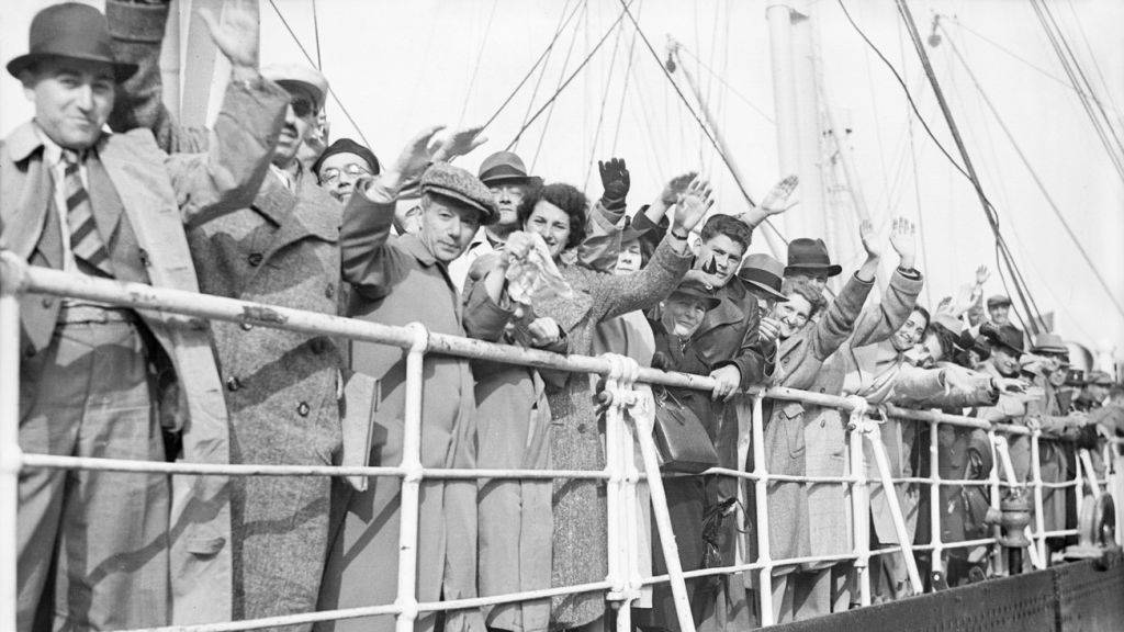 Refugiados judíos a bordo del buque de línea alemán St. Louis, 29 de junio de 1939. (Planet News Archive / SSPL / Getty Images / via JTA)