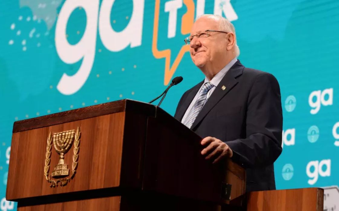 El presidente Reuven Rivlin habla en la Asamblea General de las Federaciones Judías de América del Norte en Tel Aviv, 22 de octubre de 2018. (Mark Neyman / GPO)