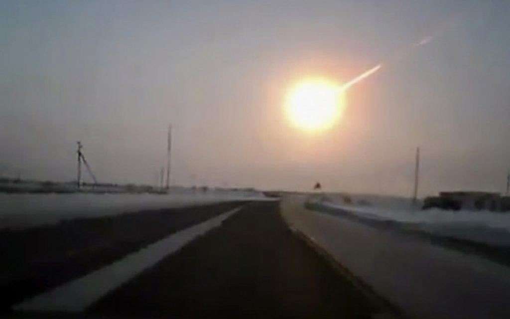 Un meteorito atravesó el cielo de los Montes Urales de Rusia el viernes por la mañana, causando fuertes explosiones e hiriendo a cientos de personas, incluyendo a muchos heridos por vidrios rotos. (Foto AP / Nasha gazeta, www.ng.kz)