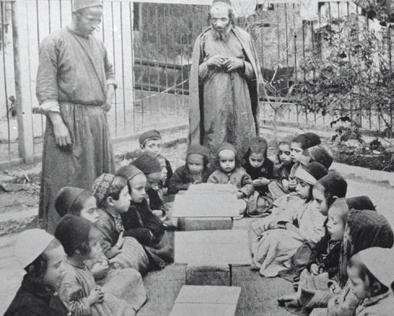 Una clase de Torá al aire libre en la Jerusalén de los años veinte. Fuente: Wikimedia