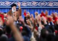 Khamenei: Irán financiará los grupos terrorista de Gaza “lo mejor que pueda”
