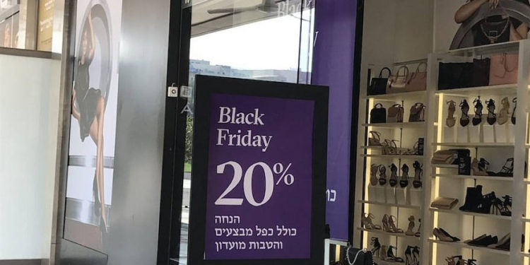 Las ventas del viernes negro están surgiendo en todo Israel. Aquí hay un anuncio de venta en el centro comercial Arim en Kfar Saba, en el norte de Israel. (Marcy Oster / JTA)