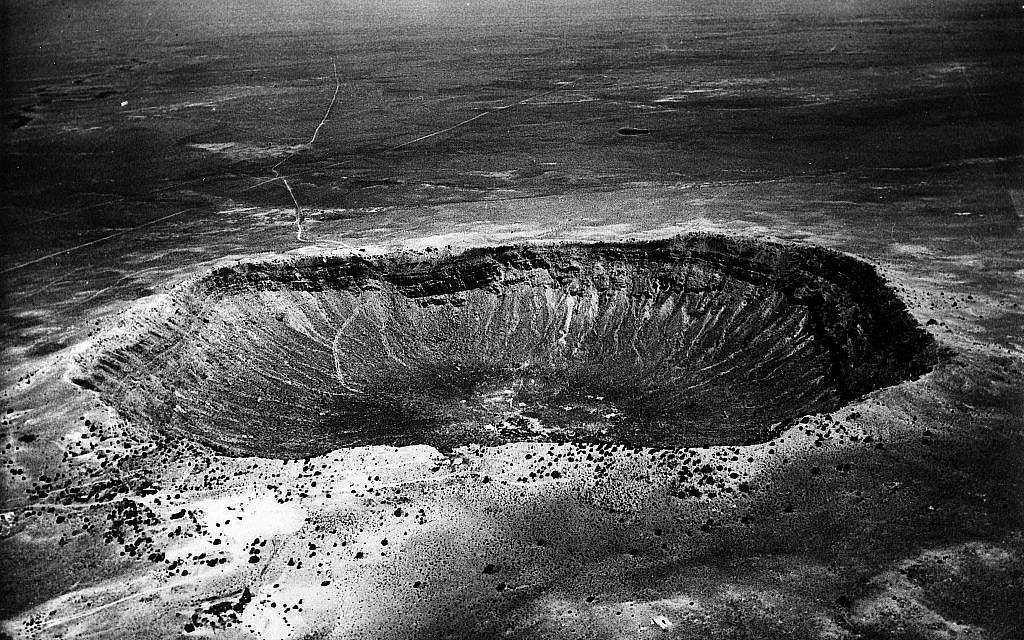 Se muestra el desastre en una foto sin fecha del cráter de meteoritos de una milla de ancho cerca de Winslow, Arizona. El cráter se formó hace 500 siglos, cuando un impacto de un meteorito de 10,000,000 toneladas desalojó 300,000,000 toneladas de roca. El cráter de 600 pies de profundidad tiene tres millas de circunferencia. (Foto AP / ho)