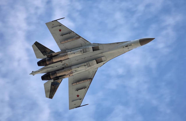 El Sukhoi Su-35, conocido inicialmente como Su-27M, es un caza polivalente monoplaza y bimotor, altamente maniobrable, desarrollado por la compañía rusa Sukhoi como un derivado del caza de superioridad aérea Su-27.