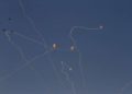 Los misiles del sistema de defensa aérea Cúpula de Hierro en el sur de Israel destruyen los misiles entrantes sobre Ashkelon disparados desde la Franja de Gaza el 13 de noviembre de 2018. (GIL COHEN-MAGEN / AFP)