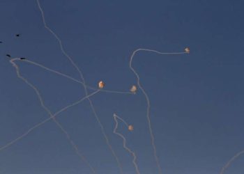 Los misiles del sistema de defensa aérea Cúpula de Hierro en el sur de Israel destruyen los misiles entrantes sobre Ashkelon disparados desde la Franja de Gaza el 13 de noviembre de 2018. (GIL COHEN-MAGEN / AFP)