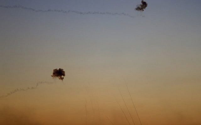 Una fotografía tomada en la frontera entre Israel y Gaza, cerca del kibutz de Kfar Aza, el 12 de noviembre de 2018, muestra misiles del sistema de defensa aérea israelí de la Cúpula de Hierro, destruyendo los misiles entrantes disparados contra Israel desde la Franja de Gaza. (Jack GUEZ / AFP)