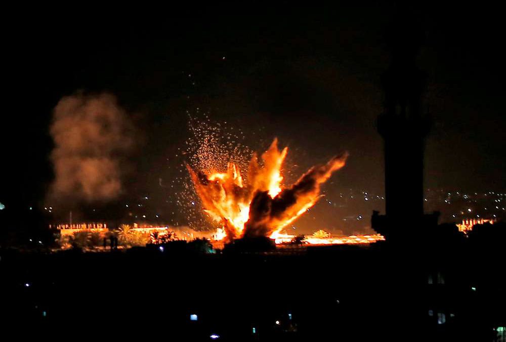 El 12 de noviembre de 2018, el fuego y la nube de humo que siguieron a los ataques aéreos israelíes contra Rafah en el sur de la Franja de Gaza, cerca de la frontera con Egipto. (Dijo KHATIB / AFP)