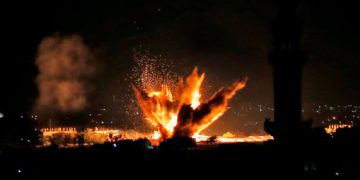 El 12 de noviembre de 2018, el fuego y la nube de humo que siguieron a los ataques aéreos israelíes contra Rafah en el sur de la Franja de Gaza, cerca de la frontera con Egipto. (Dijo KHATIB / AFP)