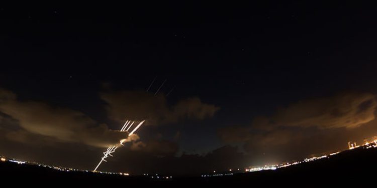 Más de 300 cohetes de Gaza son disparados sobre comunidades en Israel