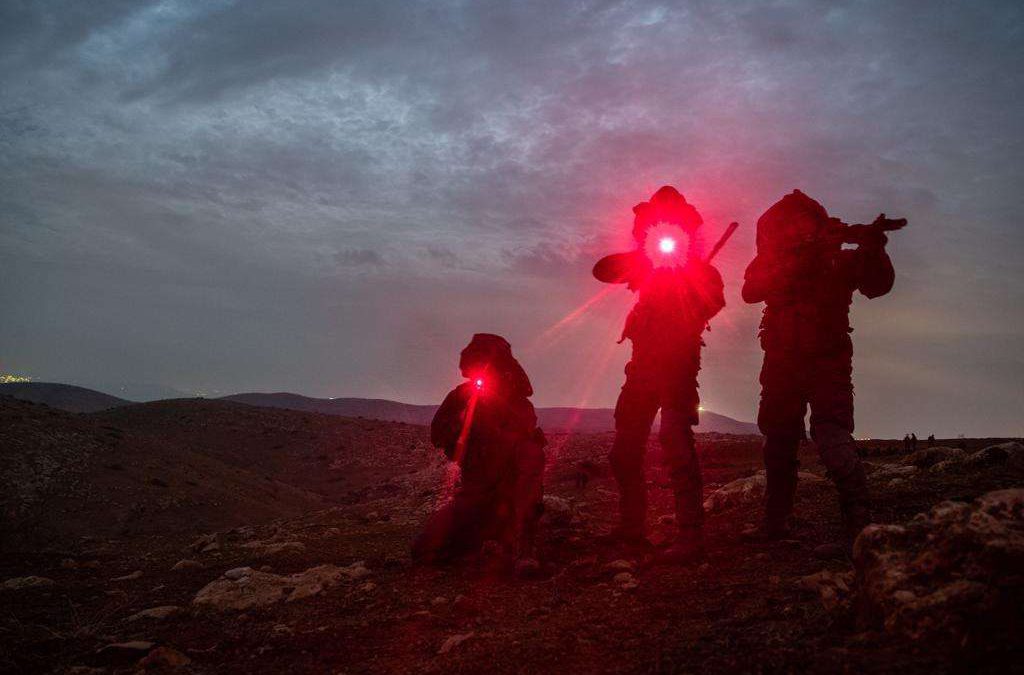 Los soldados de la Brigada de Comandos de las FDI simulan la lucha contra el grupo terrorista Hezbolá en el norte de Israel en noviembre de 2018. (Fuerzas de Defensa de Israel)