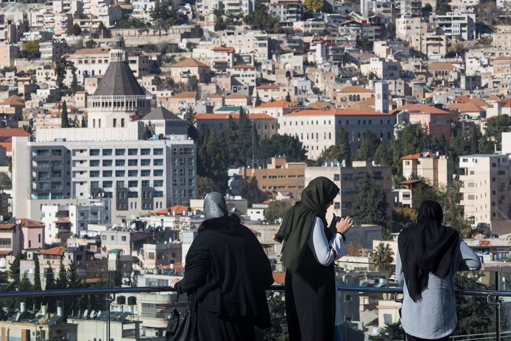 Mujeres árabes israelíes vistas cerca de la ciudad norteña de Nazaret el 9 de diciembre de 2017 (Nati Shohat / Flash 90)