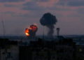 Ilustrativo: se ve una explosión desde la ciudad de Rafah en el sur de la Franja de Gaza después de un ataque aéreo de las fuerzas israelíes en respuesta a docenas de ataques con cohetes por parte de grupos terroristas palestinos del enclave costero el 20 de junio de 2018. (Said Khatib / AFP)