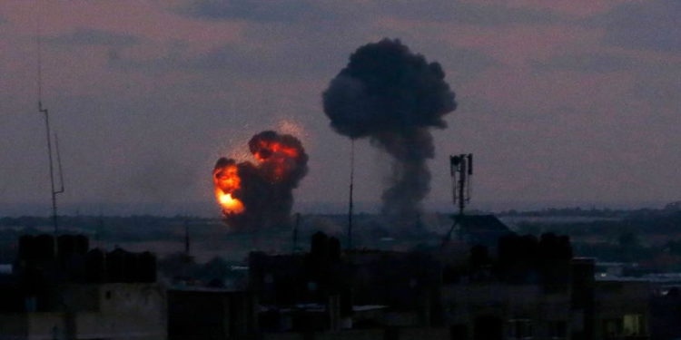 Ilustrativo: se ve una explosión desde la ciudad de Rafah en el sur de la Franja de Gaza después de un ataque aéreo de las fuerzas israelíes en respuesta a docenas de ataques con cohetes por parte de grupos terroristas palestinos del enclave costero el 20 de junio de 2018. (Said Khatib / AFP)
