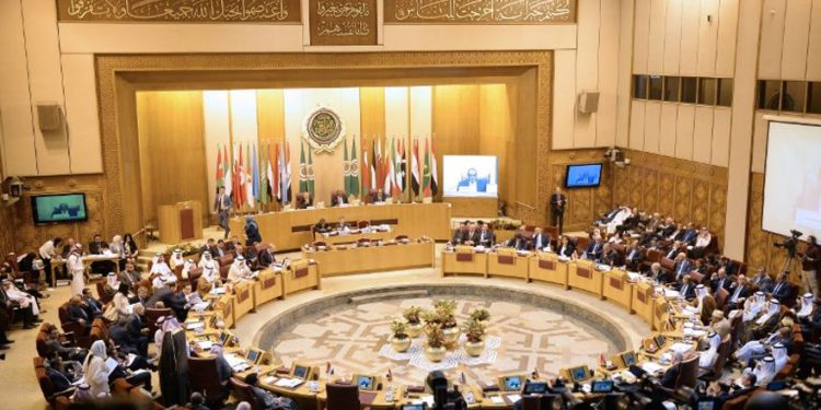 Esta fotografía tomada el 11 de septiembre de 2018 muestra una vista general de una reunión de ministros de asuntos exteriores de la Liga Árabe en la sede de la organización en la capital de Egipto, El Cairo. (Foto de AFP / Mohamed El-Shahed)