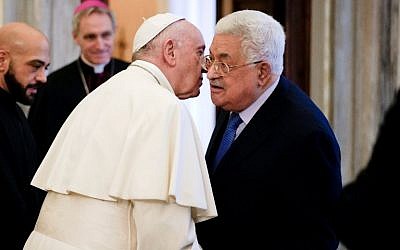 El Papa Francisco (L) habla con el Presidente de la Autoridad Palestina, Mahmoud Abbas, al final de una audiencia privada en el Vaticano, el 3 de diciembre de 2018. (Foto de Andrew Medichini / POOL / AFP)