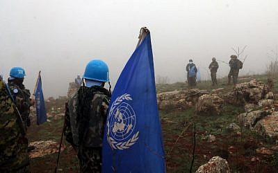 Soldados israelíes y de las Fuerzas Provisionales de las Naciones Unidas en el Líbano (FPNUL) se reunieron en el lado israelí de la frontera entre los dos países, en una fotografía tomada desde el pueblo de Meiss al-Jabal, sur de Líbano, el 9 de diciembre de 2018. (Ali DIA / AFP)