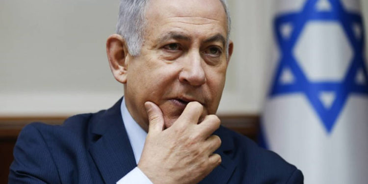 El primer ministro Benjamin Netanyahu asiste a la reunión semanal del gabinete en la oficina del primer ministro en Jerusalén el 9 de diciembre de 2018. (Oded Balilty / POOL / AFP)