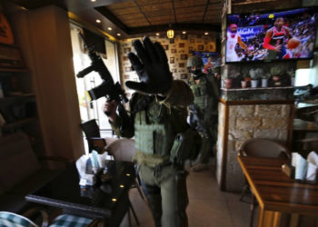 Los soldados israelíes permanecen en el interior de un restaurante durante una redada en la ciudad de Ramallah, en Cisjordania, el 10 de diciembre de 2018, luego de un ataque con disparos desde un vehículo junto al asentamiento del día anterior en el que resultaron heridos muchos israelíes. (ABBAS MOMANI / AFP)