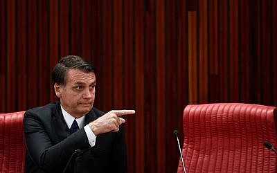 El presidente electo de Brasil, Jair Bolsonaro, hace gestos durante una ceremonia en la que recibió un diploma que certifica que puede asumir el cargo de presidente de la presidenta de la Corte Suprema Electoral (TSE), la jueza Rosa Weber, en el TSE de Brasilia, el 10 de diciembre de 2018. ( EVARISTO SA / AFP)