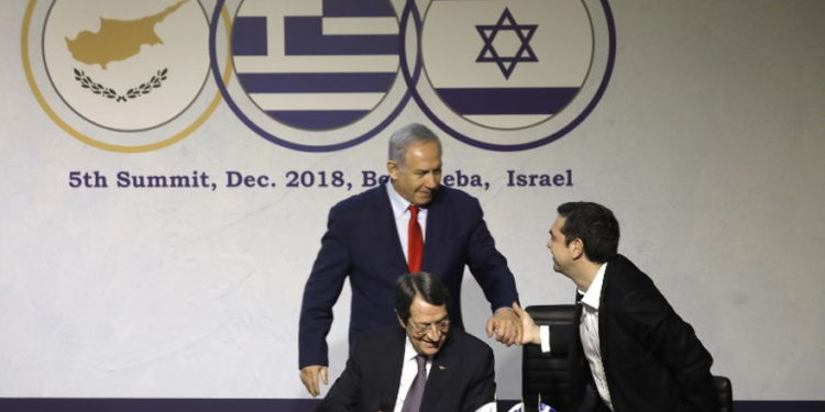 El primer ministro Benjamin Netanyahu, a la izquierda, su homólogo griego Alexis Tsipras, a la derecha, y el presidente chipriota Nicos Anastasiades asisten a la 5ta cumbre Israel-Grecia-Chipre, para firmar acuerdos trilaterales en materia de cibernética e innovación, en Beersheba, Israel, 20 de diciembre de 2018. ( Menahem Kahana / AFP